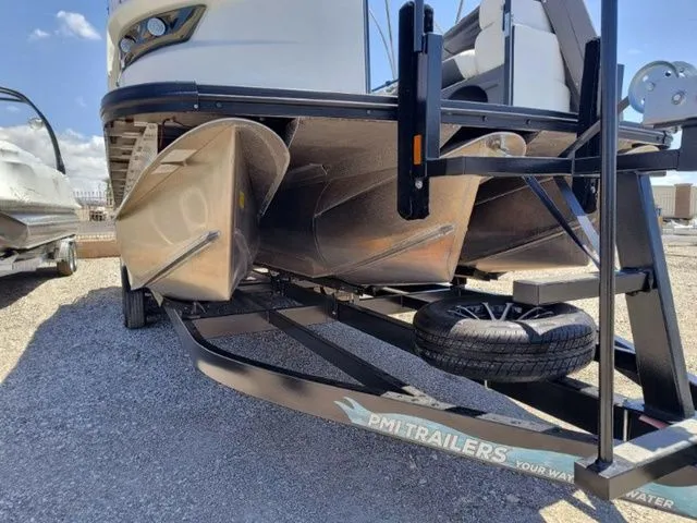 Slide: The Image of Avalon Excalibur Quad Lounge Windshield 27 FT 2024 - 11