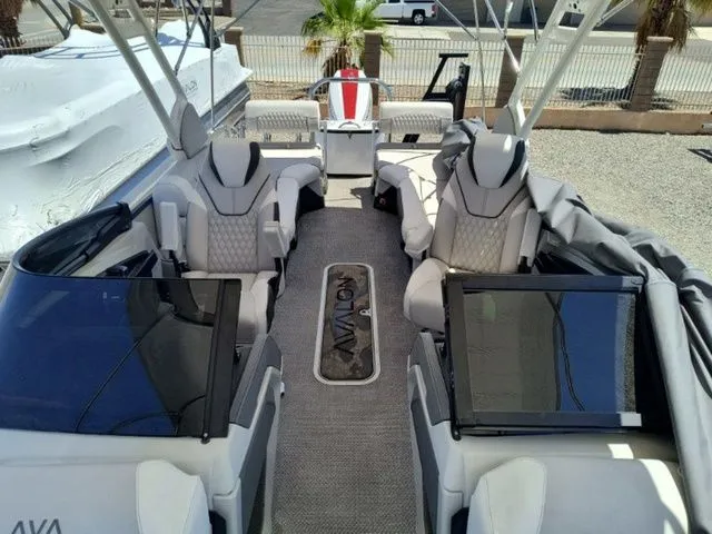 Slide: The Image of Avalon Excalibur Quad Lounge Windshield 27 FT 2024 - 13