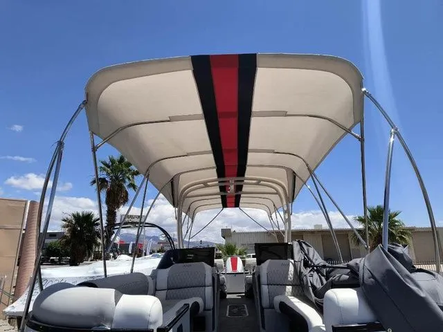 Slide: The Image of Avalon Excalibur Quad Lounge Windshield 27 FT 2024 - 14