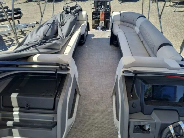 Slide: The Image of Avalon Excalibur Quad Lounge Windshield 27 FT 2024 - 16