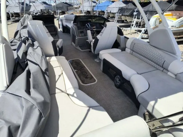 Slide: The Image of Avalon Excalibur Quad Lounge Windshield 27 FT 2024 - 17