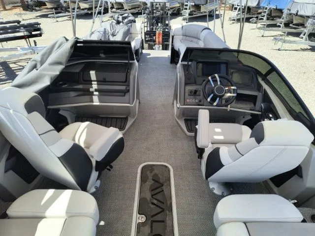 Slide: The Image of Avalon Excalibur Quad Lounge Windshield 27 FT 2024 - 18