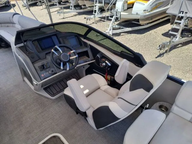 Slide: The Image of Avalon Excalibur Quad Lounge Windshield 27 FT 2024 - 19