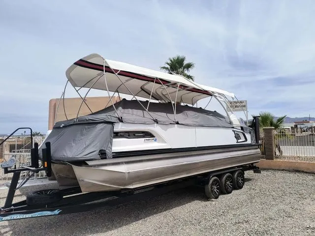 Slide: The Image of Avalon Excalibur Quad Lounge Windshield 27 FT 2024 - 2