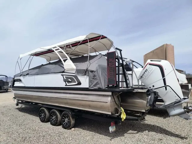 Slide: The Image of Avalon Excalibur Quad Lounge Windshield 27 FT 2024 - 4