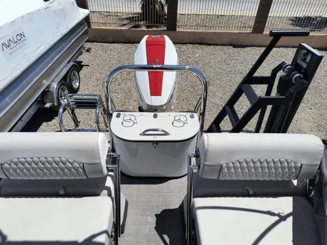 Slide: The Image of Avalon Excalibur Quad Lounge Windshield 27 FT 2024 - 5