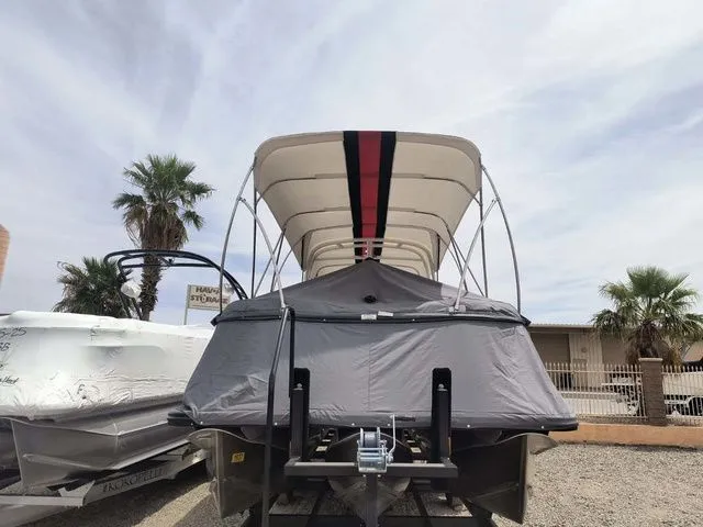 Slide: The Image of Avalon Excalibur Quad Lounge Windshield 27 FT 2024 - 7