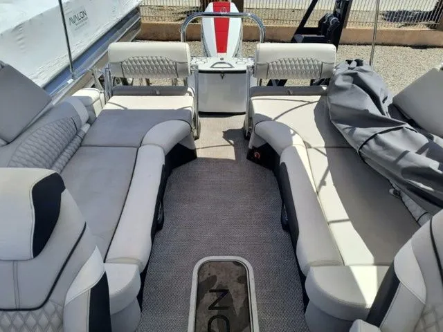 Slide: The Image of Avalon Excalibur Quad Lounge Windshield 27 FT 2024 - 8