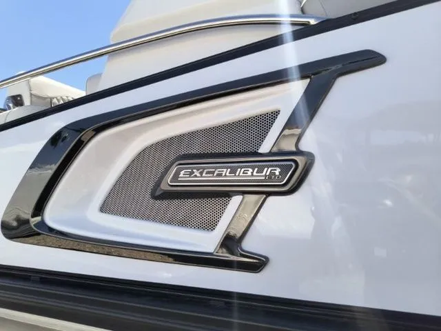 Slide: The Image of Avalon Excalibur Quad Lounge Windshield 27 FT 2024 - 9