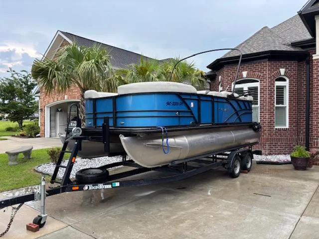 The Image of 2021 Sylvan Mirage 820 Cruise pontoon boat on trailer, parked in residential driveway. - 0