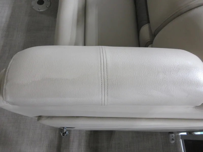Slide: The Image of 2024 Sun Tracker SportFish 20 DLX boat seat with light gray upholstery. - 5