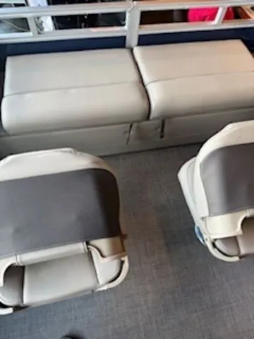 Slide: The Image of Sun Tracker Fishin' Barge 22 XP3 2025 - 19