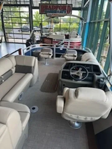 Slide: The Image of Sun Tracker Fishin' Barge 22 XP3 2025 - 7