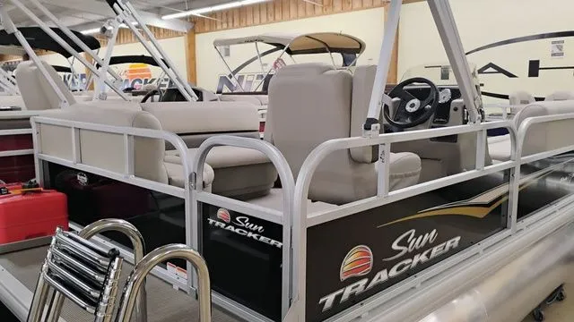 Slide: The Image of Sun Tracker Party Barge 16 DLX 2025 - 10