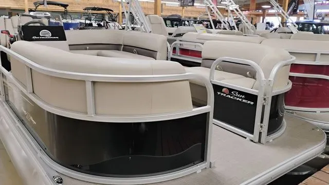 Slide: The Image of Sun Tracker Party Barge 16 DLX 2025 - 12