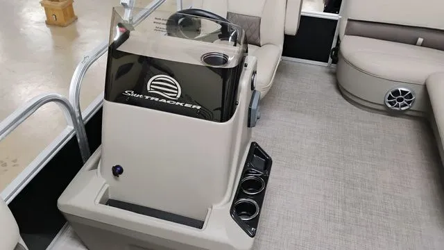 Slide: The Image of Sun Tracker Party Barge 16 DLX 2025 - 14