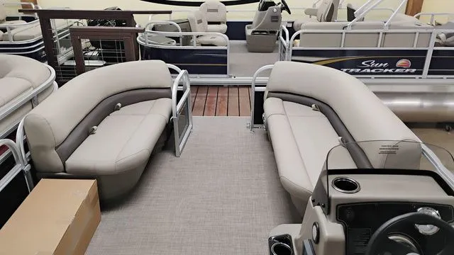 Slide: The Image of Sun Tracker Party Barge 16 DLX 2025 - 25