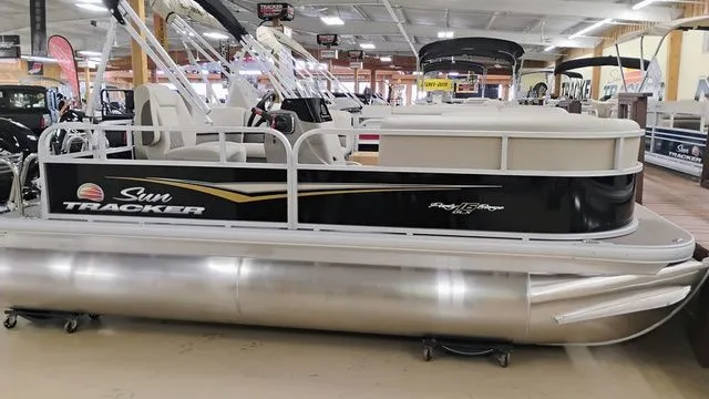 Slide: The Image of Sun Tracker Party Barge 16 DLX 2025 - 4