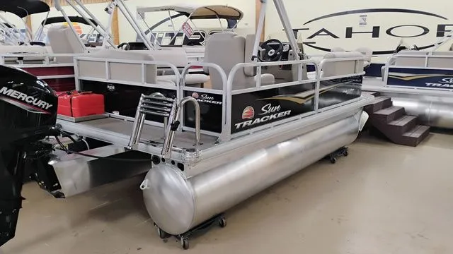 Slide: The Image of Sun Tracker Party Barge 16 DLX 2025 - 43