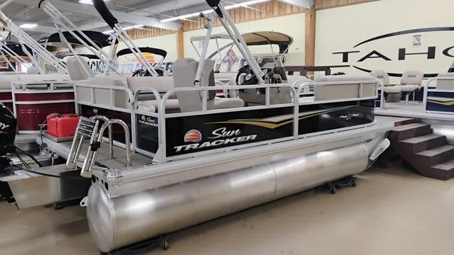 Slide: The Image of Sun Tracker Party Barge 16 DLX 2025 - 44