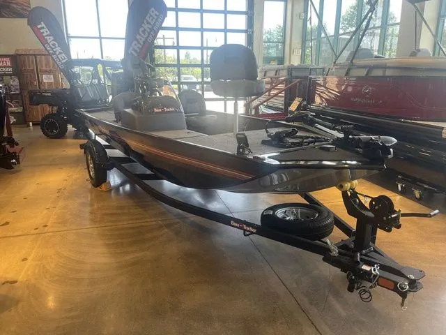 Slide: The Image of Tracker Bass Tracker Classic XL 2026 - 12