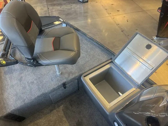 Slide: The Image of Tracker Bass Tracker Classic XL 2026 - 18