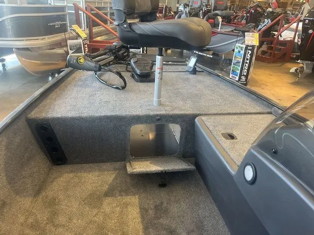 Slide: The Image of Tracker Bass Tracker Classic XL 2026 - 9