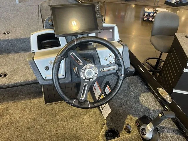 Slide: The Image of Tracker Savage 215 2026 - 9