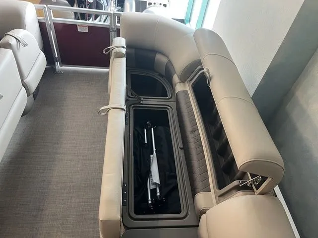 Slide: The Image of Sun Tracker Party Barge 20 DLX 2025 - 10