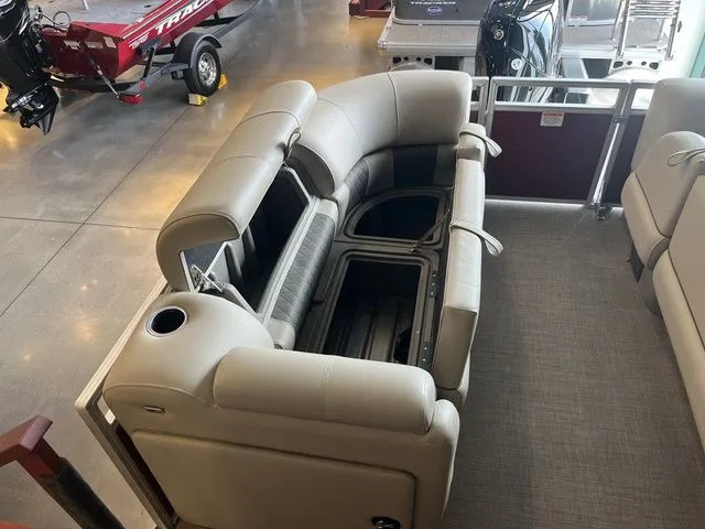 Slide: The Image of Sun Tracker Party Barge 20 DLX 2025 - 11