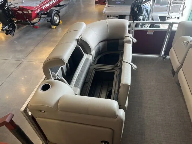 Slide: The Image of Sun Tracker Party Barge 20 DLX 2025 - 12