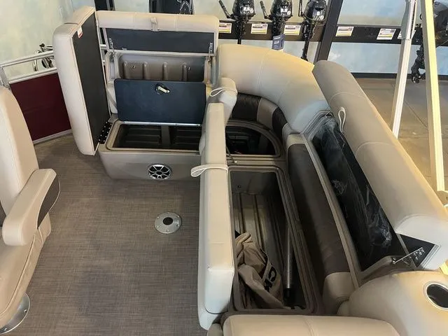 Slide: The Image of Sun Tracker Party Barge 20 DLX 2025 - 14