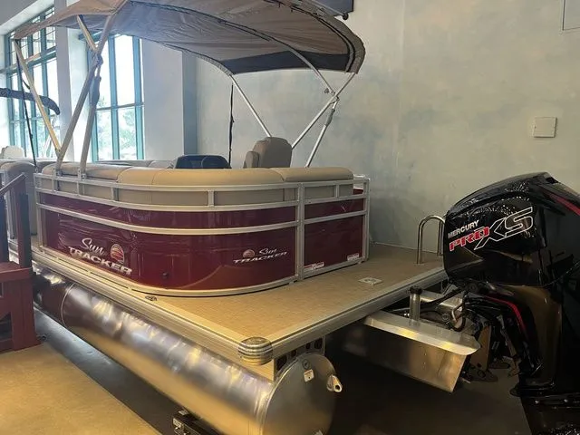 Slide: The Image of Sun Tracker Party Barge 20 DLX 2025 - 19