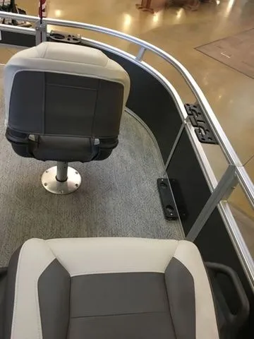 Slide: The Image of Sun Tracker Bass Buggy 16 XL 2026 - 14