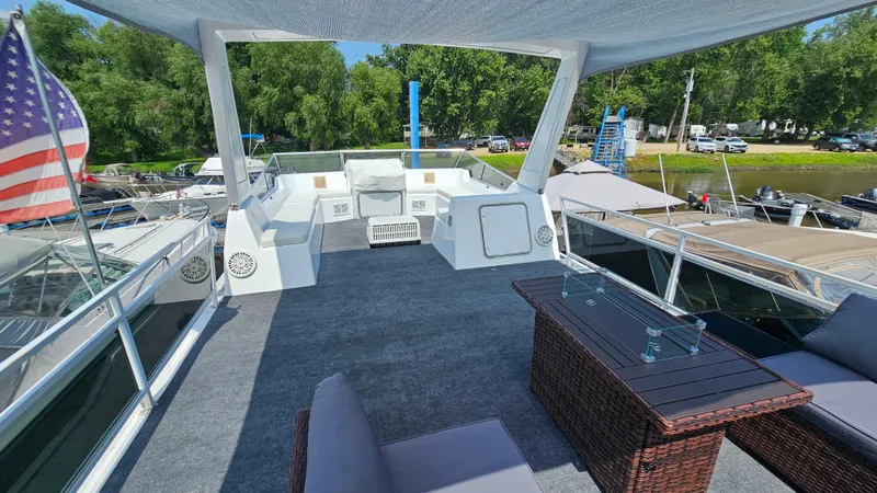 Slide: The Image of 1993 Skipperliner 47 SL yacht deck with seating, table, and American flag. - 10