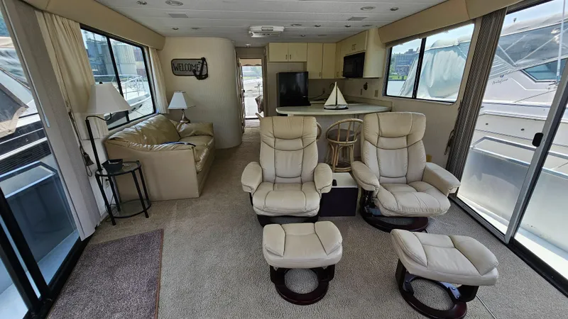 Slide: The Image of Interior of 1993 Skipperliner 47 SL yacht with comfortable seating and modern decor. - 16