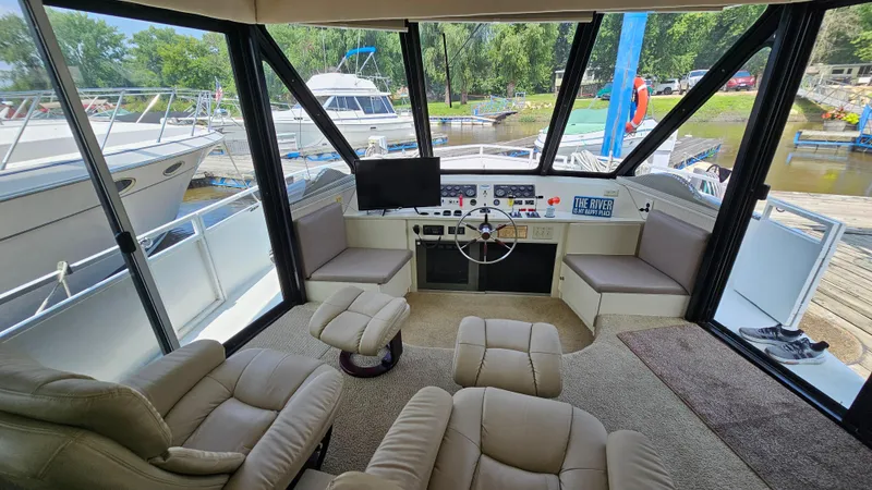 Slide: The Image of Interior of 1993 Skipperliner 47 SL boat with comfortable seating and helm. - 18