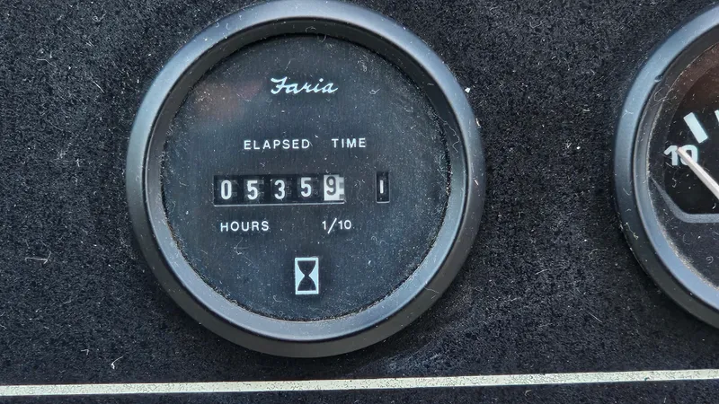 Slide: The Image of Faria elapsed time gauge showing 535.9 hours on a 1993 Skipperliner 47 SL. - 33