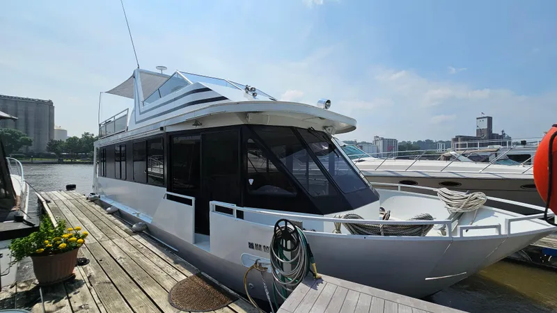 Slide: The Image of 1993 Skipperliner 47 SL houseboat docked at a marina on a sunny day. - 42