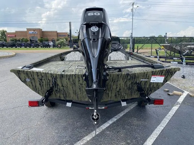 Slide: The Image of Lowe Stinger 175C 2025 - 4