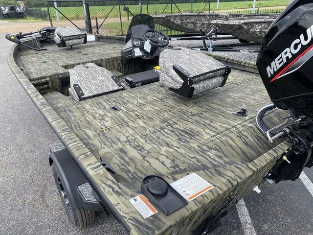 Slide: The Image of Lowe Stinger 175C 2025 - 7