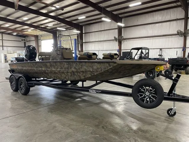 Slide: The Image of Excel Catfish Pro 21' Center Console 2025 - 10