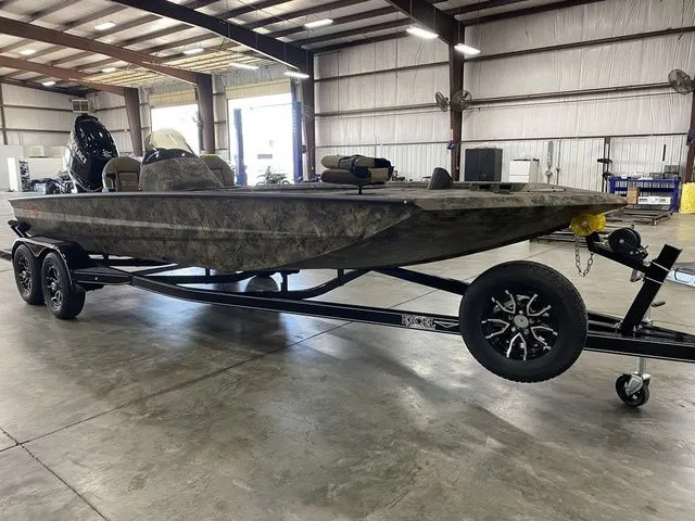 Slide: The Image of Excel Catfish Pro 21' Side Console 2025 - 10