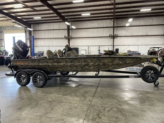 Slide: The Image of Excel Catfish Pro 21' Side Console 2025 - 11