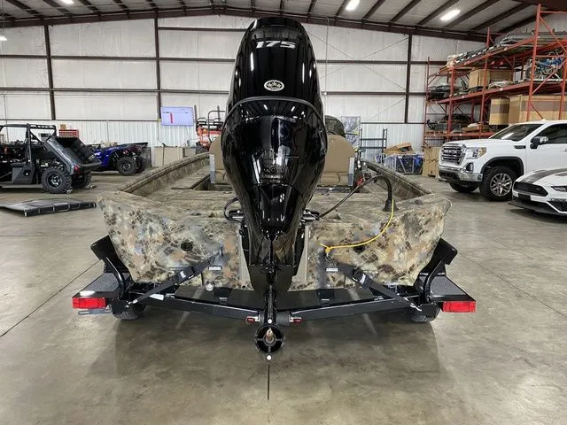 Slide: The Image of Excel Catfish Pro 21' Side Console 2025 - 13