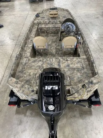 Slide: The Image of Excel Catfish Pro 21' Side Console 2025 - 15