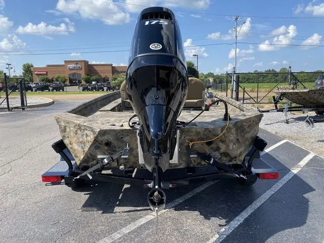 Slide: The Image of Excel Catfish Pro 21' Side Console 2025 - 4