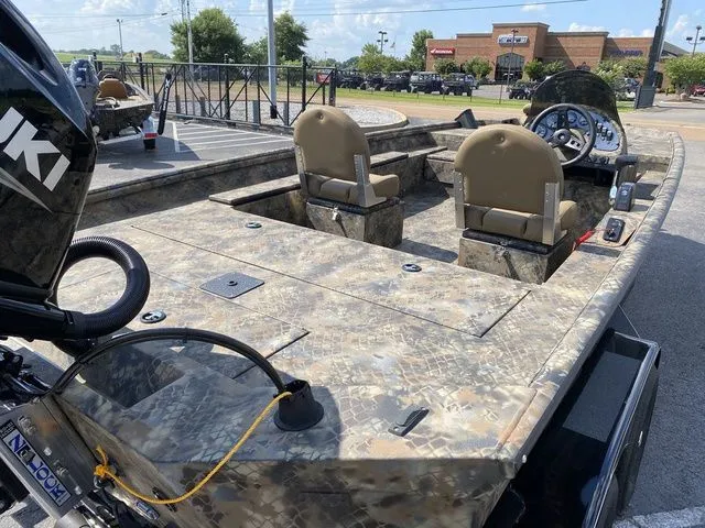 Slide: The Image of Excel Catfish Pro 21' Side Console 2025 - 6