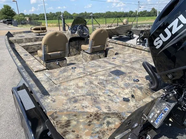 Slide: The Image of Excel Catfish Pro 21' Side Console 2025 - 7