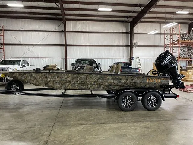 Slide: The Image of Excel Catfish Pro 21' Side Console 2025 - 8